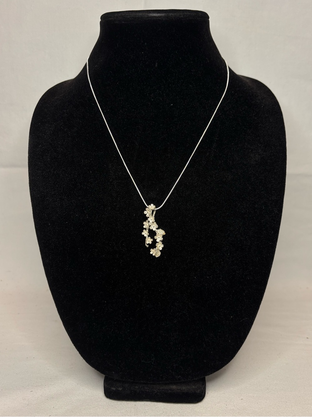 Vintage Sterling 4.6g Flower Pendant on 20in Sterling Chain #6173